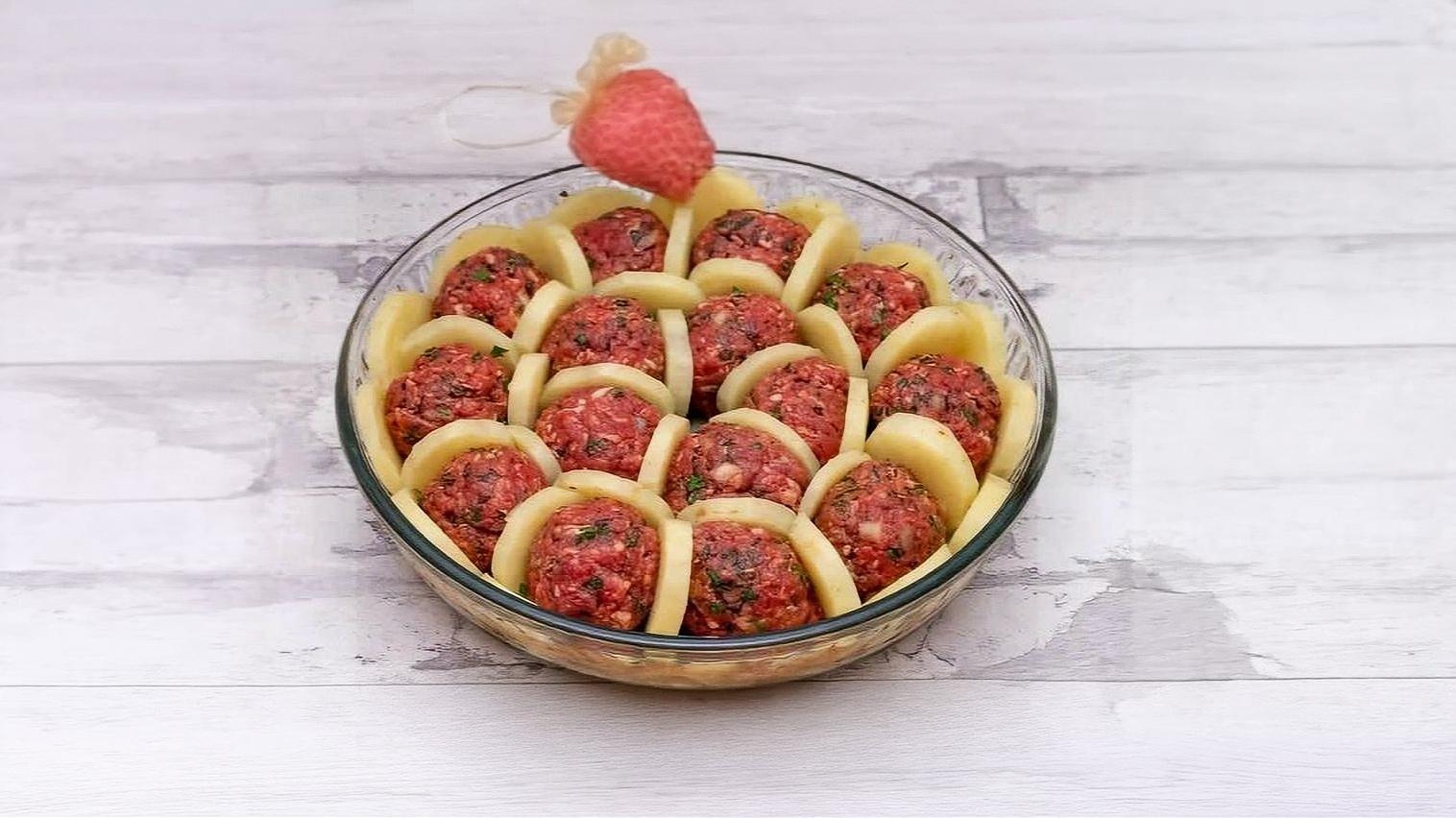Thumbnail for Baked Potatoes with Meatballs and Creamy Béchamel
